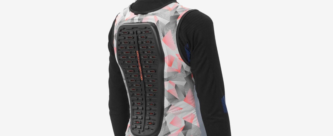 Rugbeschermer voor je kind: Waarom het onmisbaar is op de piste (en waar je op moet letten)